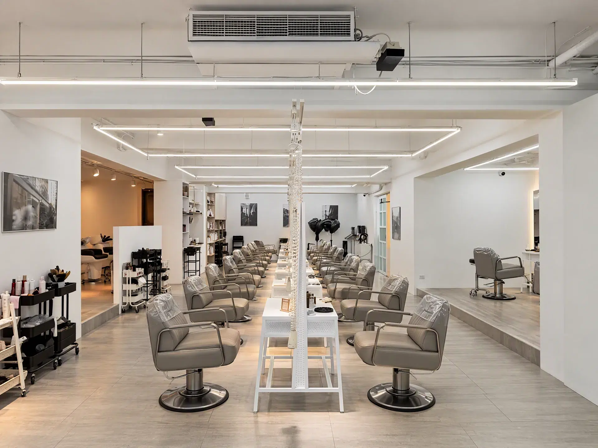 SIEG 台北中山店室內全景，雙側造型座椅與明亮鏡台