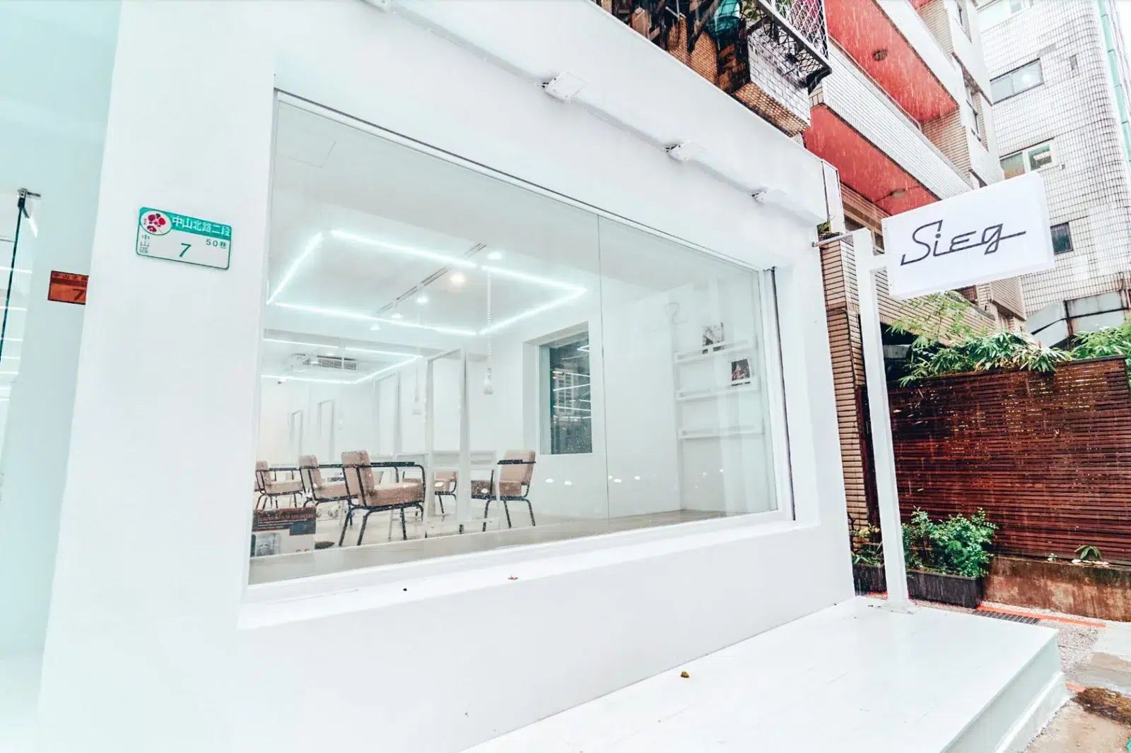 SIEG 台北中山店外觀，白色門面、大片玻璃與 SIEG 招牌